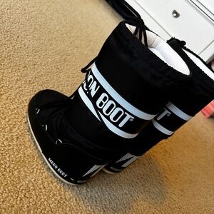 moon boots black
